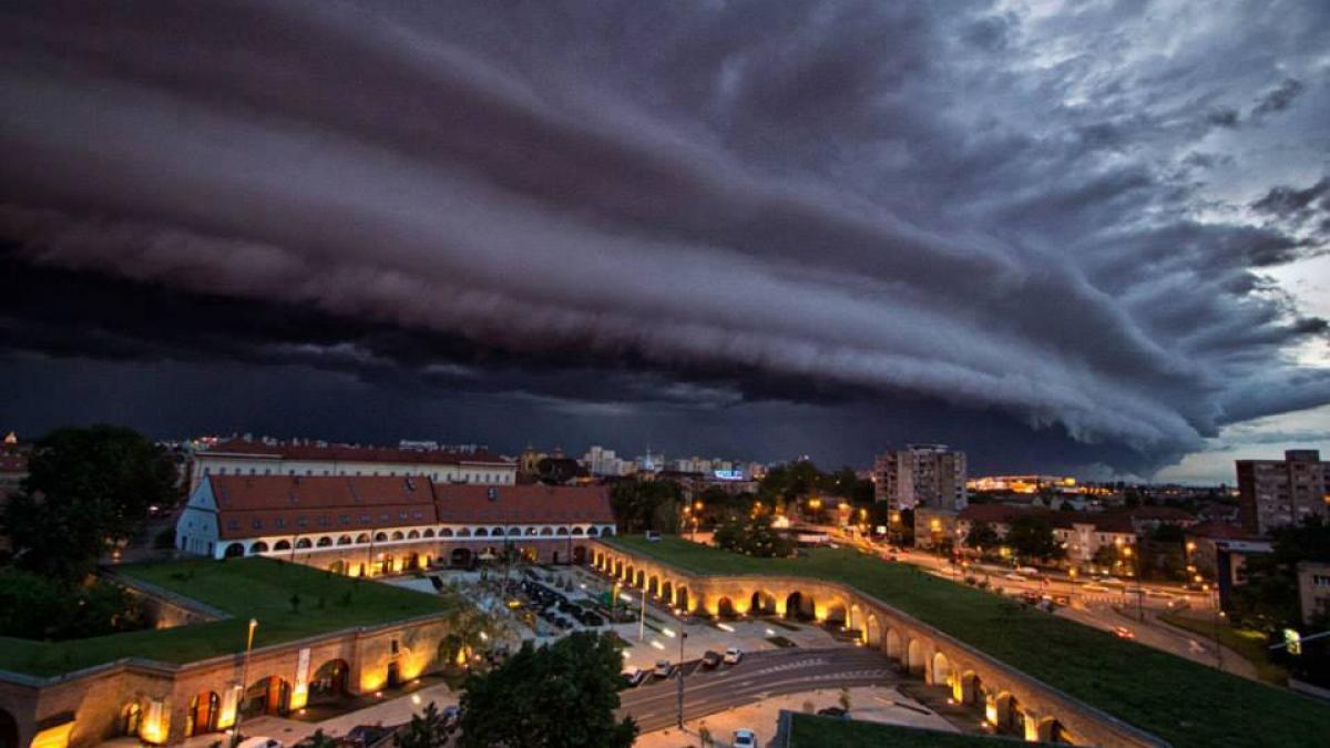 imaginea surprinsa aseara intr un mare oras din romania niciodata apocalipsa nu a fost mai frumoasa