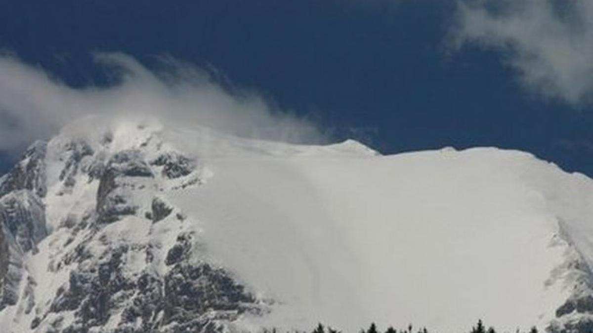 ninsoare la inceputul verii la bucegi stratul de zapada a ajuns la 10 centimetri