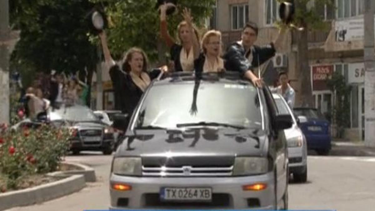 distractie periculoasa cocotati pe portierele masinilor absolventii de liceu au petrecut pe