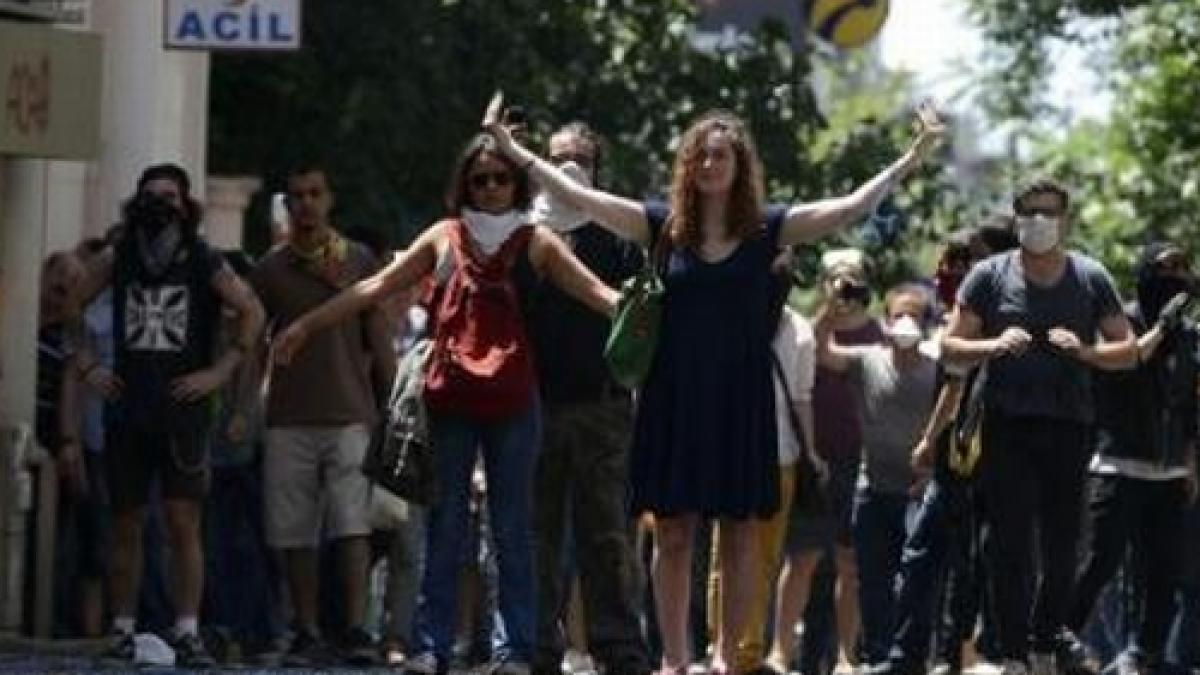 povestile din mijlocul evenimentelor cum a rezistat o tanara in fata unui tun cu apa pe strazile