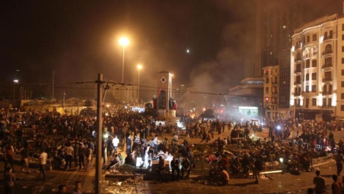 protestele din turcia mii de manifestanti sarbatoresc retragerea fortelor de ordine din piata taksim