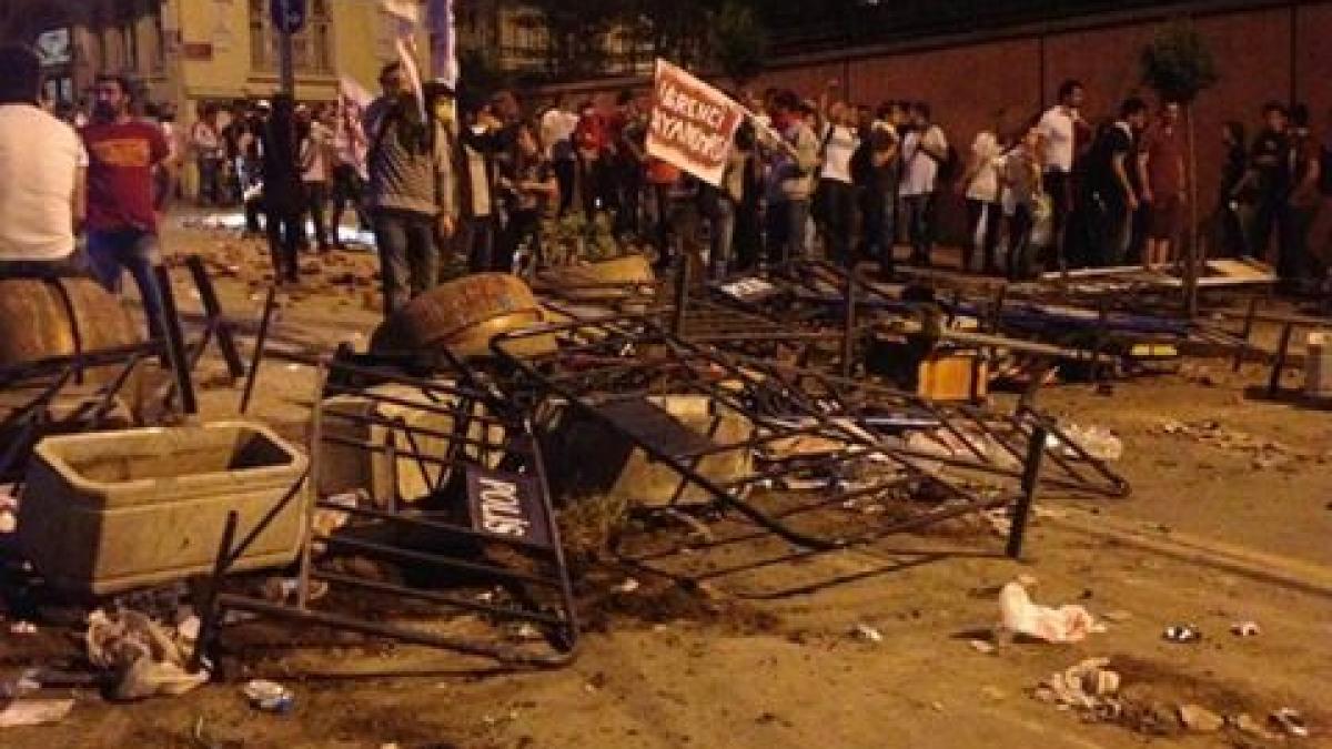 este nebunie pe strazile din turcia in timp ce mii de oameni se lupta cu politia la televiziunile