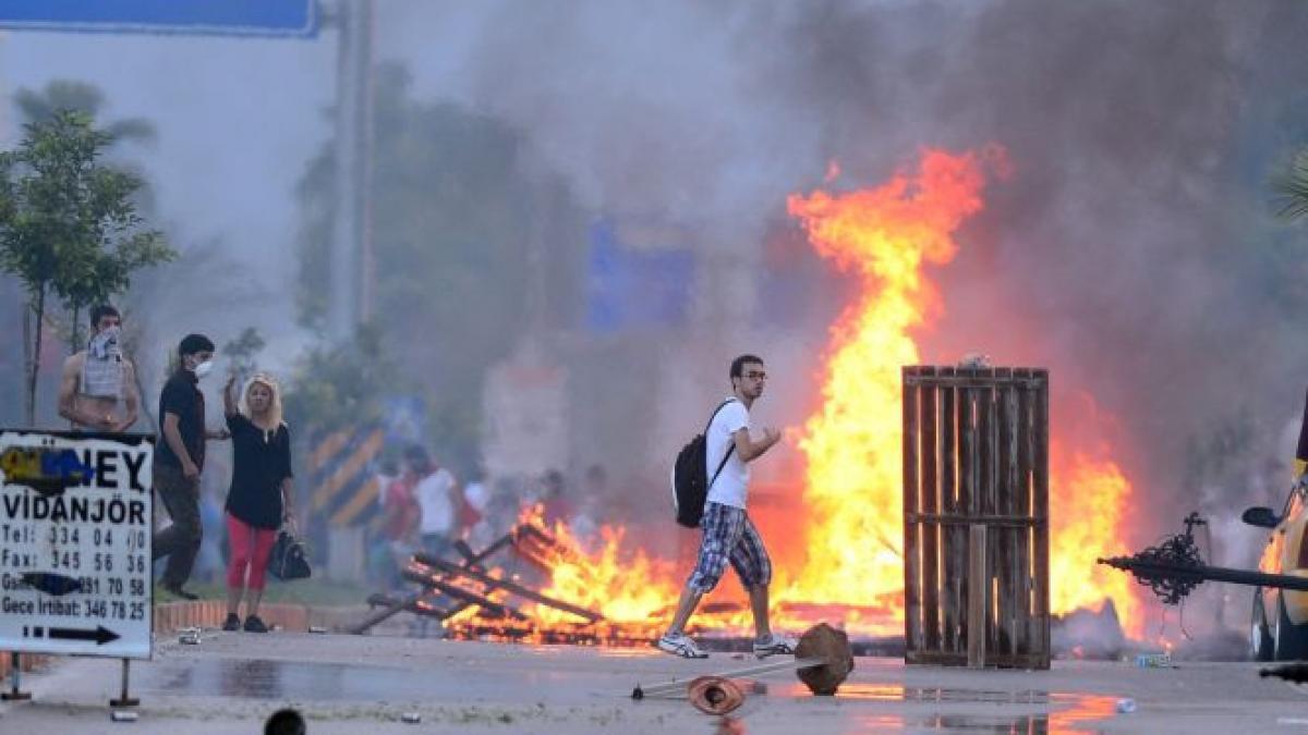 protestele din turcia fortele de ordine i au dispersat pe protestatari cu gaze lacrimogene