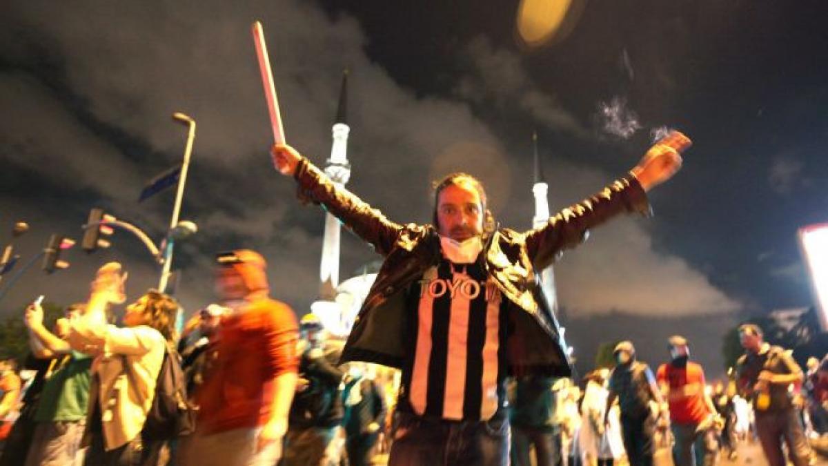 un tanar a murit dupa ce o masina a intrat intr un grup de protestari la istanbul