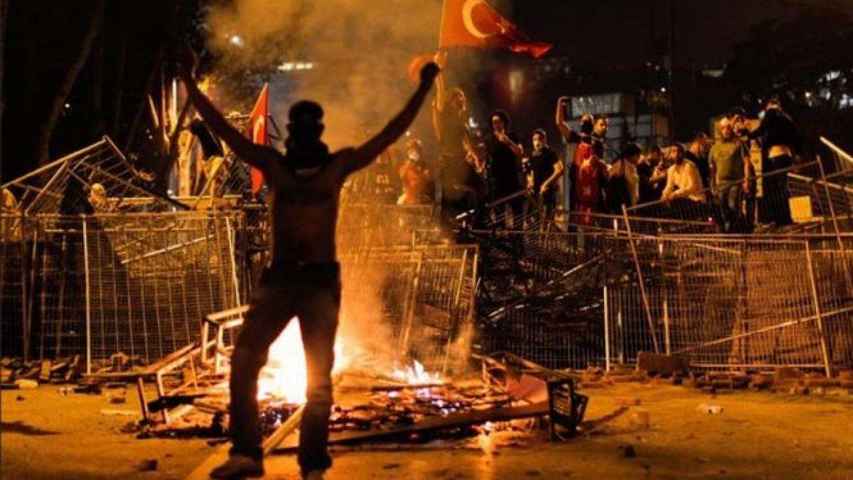 ce ironie siria isi sfatuieste cetatenii sa nu calatoreasca in turcia