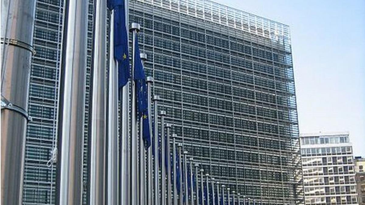 comisia europeana contrazice planul german institutia vrea sa obtina dreptul de a inchide bancile