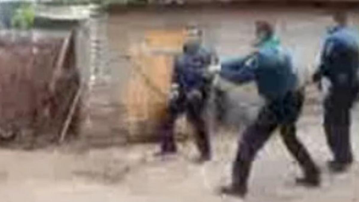 cum a pus un hot de lemne pe fuga doi politisti inarmati