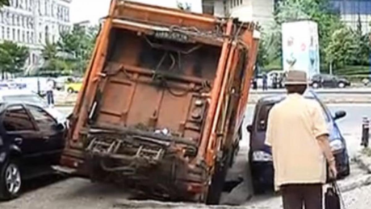 masina de gunoi inghitita de asfalt groapa avea o adancime de aproape un metru