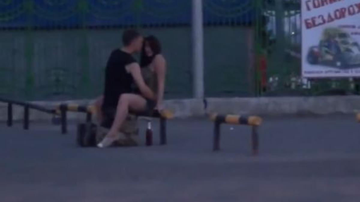 in timp ce copiii se dadeau in leagane la cativa metri departare de ei doi tineri aveau alta