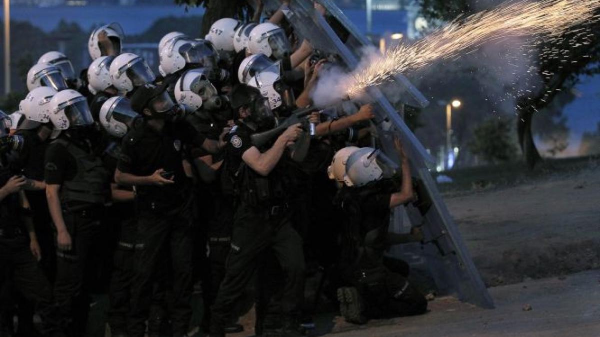 protestatarii din turcia au incercat sa ajunga la birourile guvernamentale tensiunile protestelor