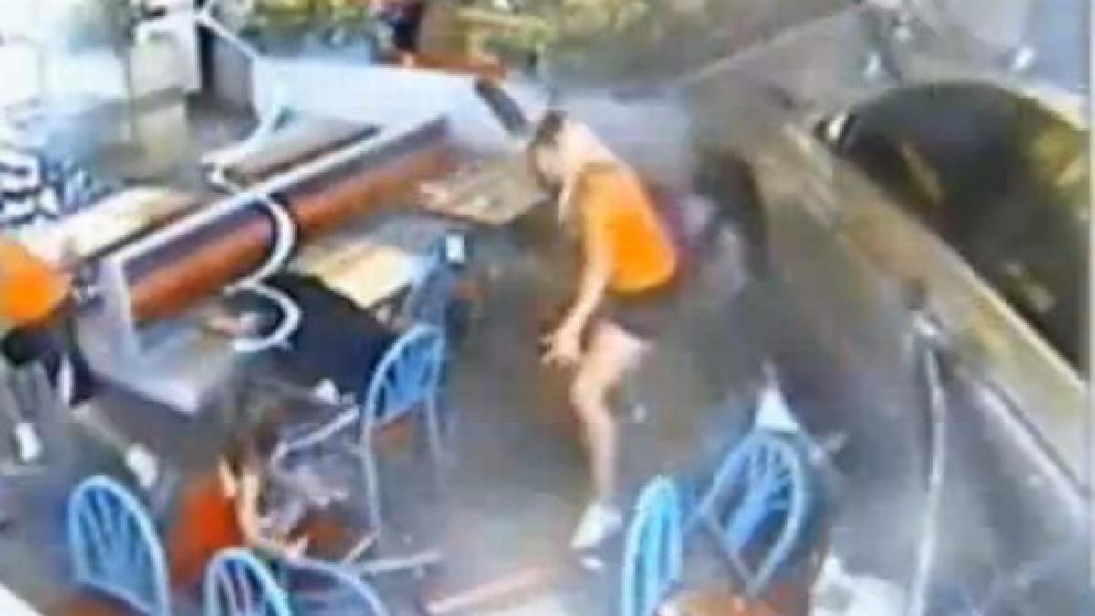 parca a fost o bomba vezi cum si a parcat o femeie masina intr un restaurant