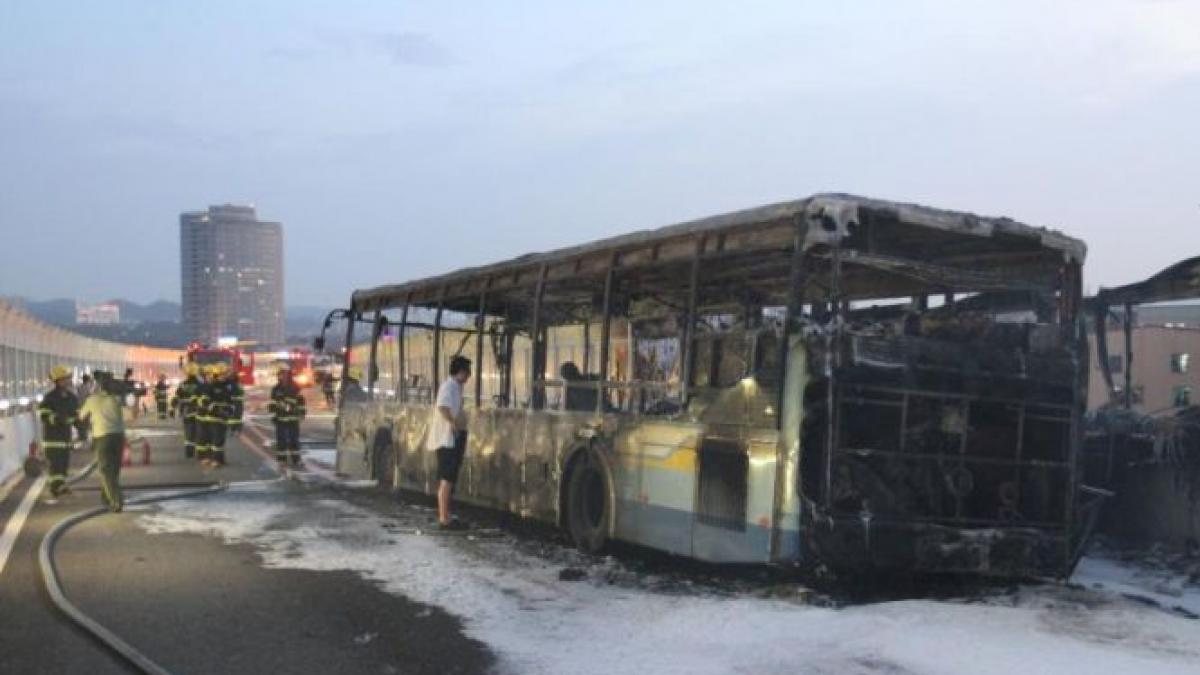 peste 40 de oameni si au pierdut viata dupa ce un autobuz a luat foc in china