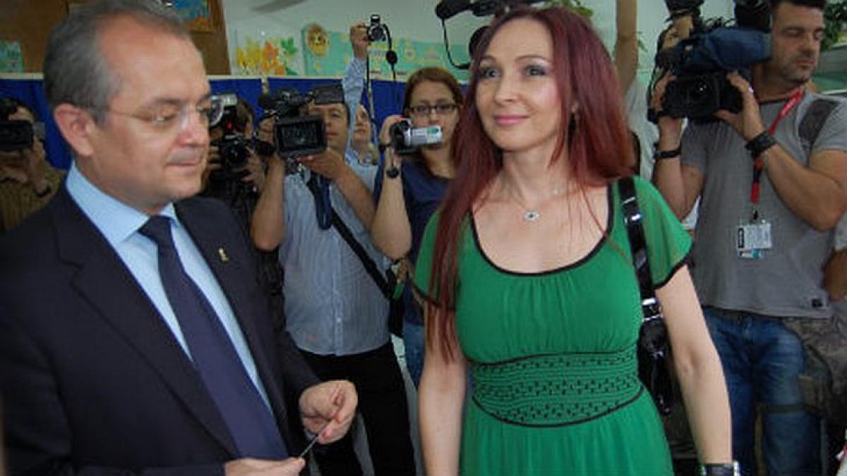 sotia fostului premier emil boc a devenit autoare de poezii de dragoste si a publicat primul volum