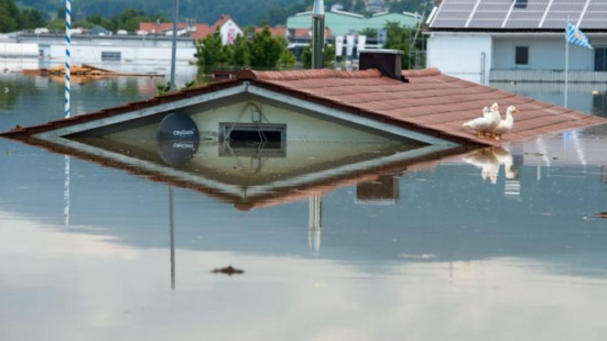 autoritatile din ungaria in alerta oamenii se pregatesc pentru o viitura istorica pe dunare