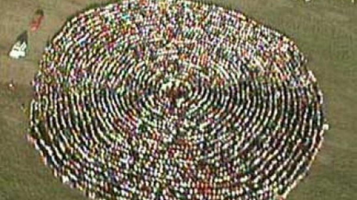 bucurestenii se integreaza din nou in absolut peste 1500 de yoghini au format o spirala pe un camp