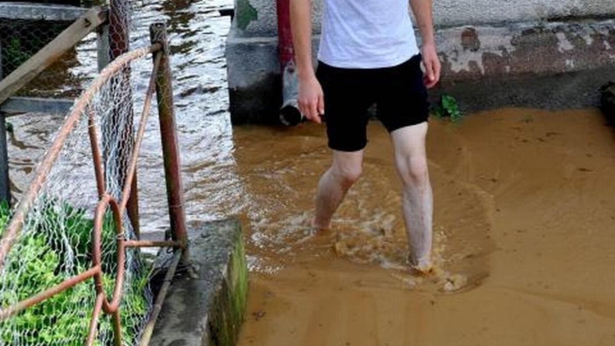 sute de gospodarii inundate de viituri in judetul neamt