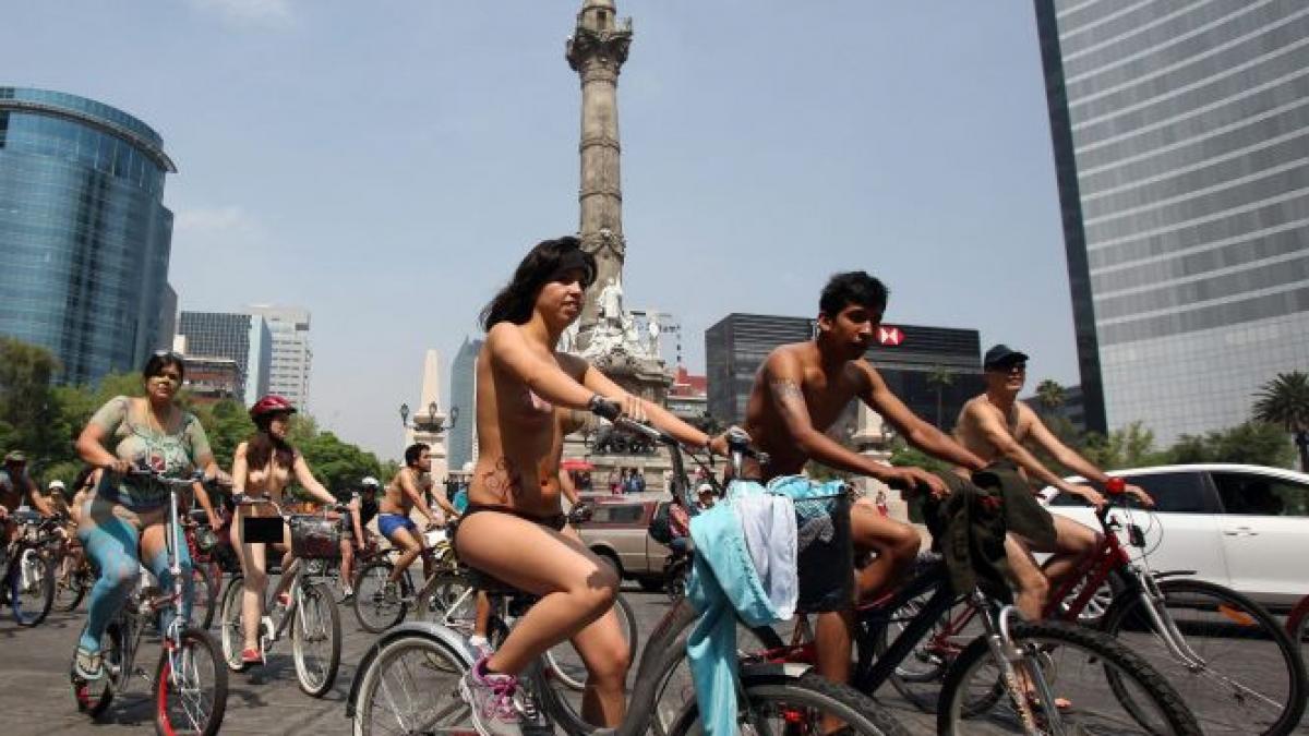 goi pe doua roti mii de ciclisti au pedalat dezbracati pe strazile din ciudad de mexico