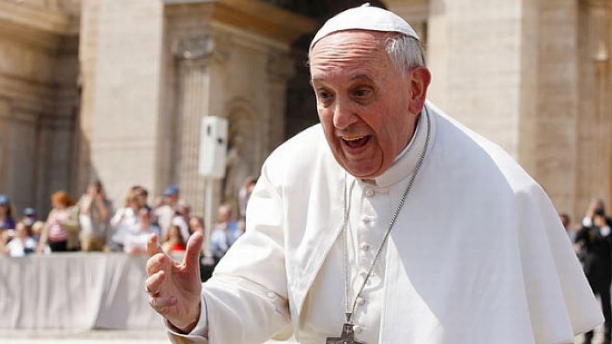 papa francisc denunta pe twitter o cultura a deseului impotriva persoanelor