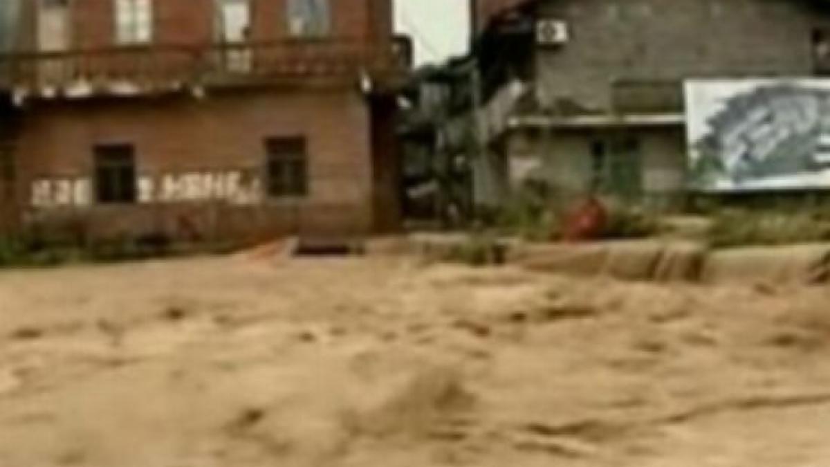 un dig de protectie a cedat in estul germaniei mii de persoane fiind evacuate la magdeburg