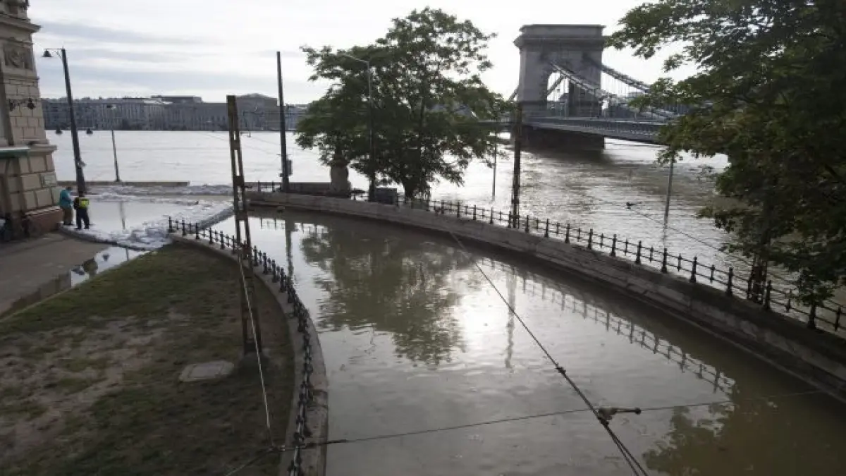 budapesta nivelul dunarii este in scadere dar starea de urgenta se mentine