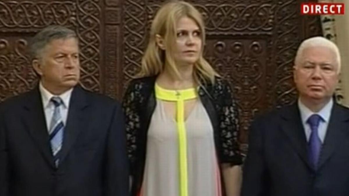 de cand mama mea m a facut n am vazut un om imbracat la o ceremonie oficiala asa iulia motoc a