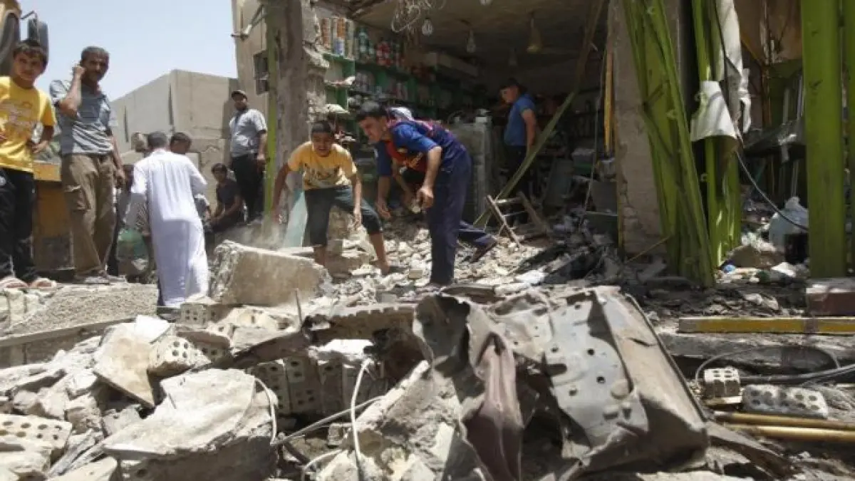 trei atentate comise simultan intr un oras siit din irak 12 persoane au murit
