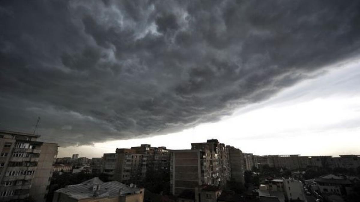 bilant cumplit dupa prima noapte in care furtunile au maturat romania doi oameni au murit loviti de