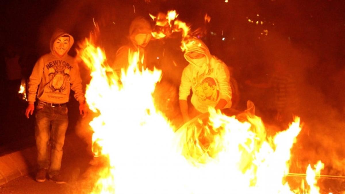 incendiu la istanbul baricadele au fost demolate cu buldozere se intervine cu gaze lacrimogene si