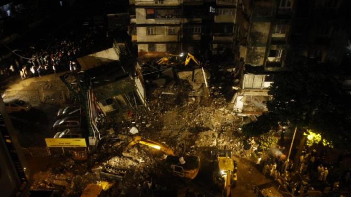 india doi oameni au murit si zeci de persoane sunt prinse sub daramaturi dupa prabusirea unui bloc