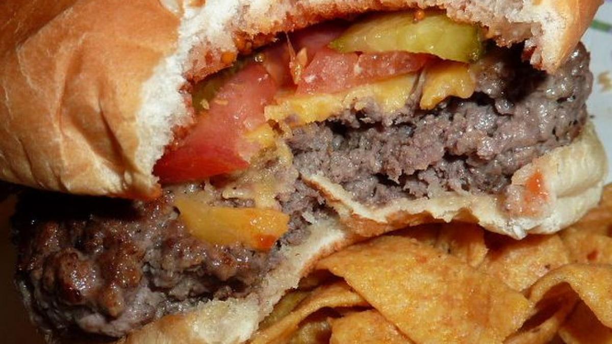 descoperirea socanta facuta de o femeie in timp ce musca dintr un hamburger viata ei a fost pusa in