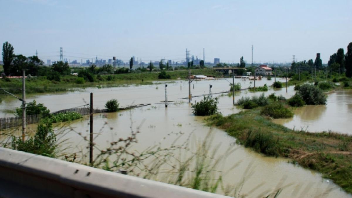 hectare intregi de culturi agricole mustesc de apa oamenii se uita neputinciosi catre ceruri