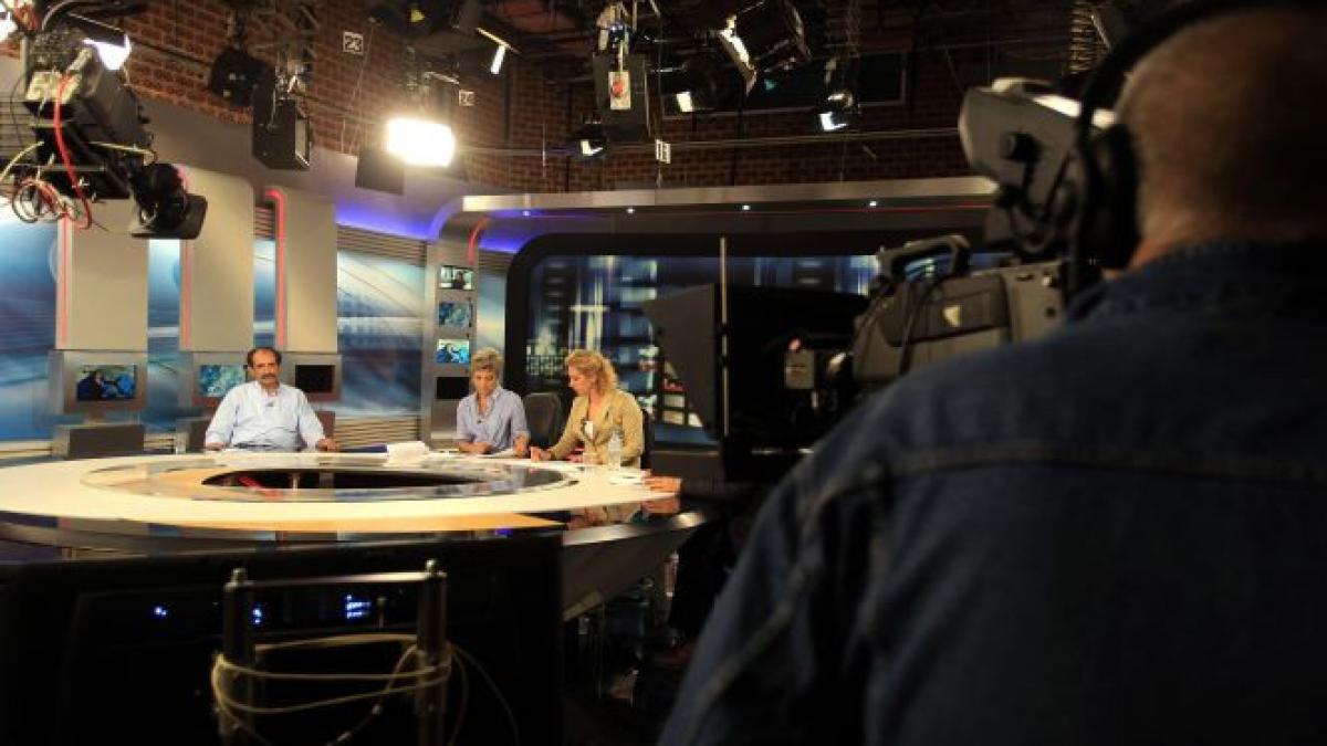 televiziunea publica din grecia continua sa emita pe internet si pe un post privat al comunistilor