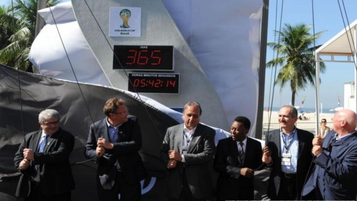 pele a inaugurat pe plaja copacabana un ceas ce marcheaza un an pana la inceperea cupei mondiale