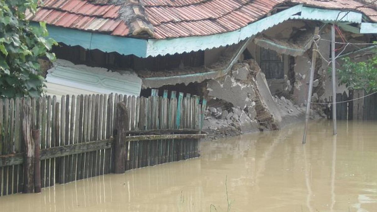 sat maturat de viitura in judetul galati aproximativ 450 de gospodarii au fost inundate