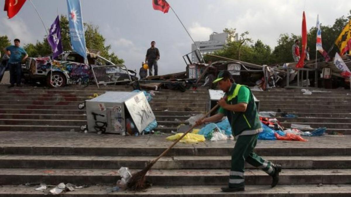politia turca a evacuat total parcul gezi din istanbul