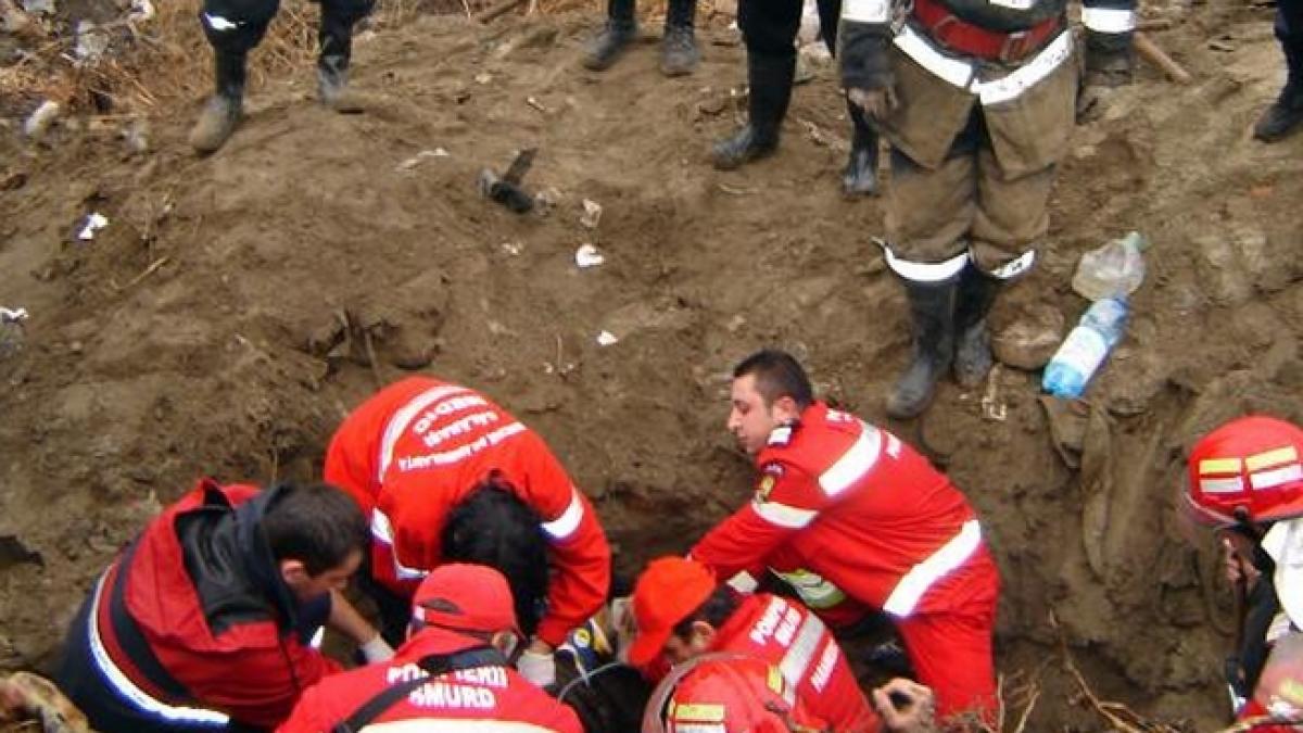 Luptă contra cronometru pentru salvarea a doi muncitori prinşi sub un mal de pământ 