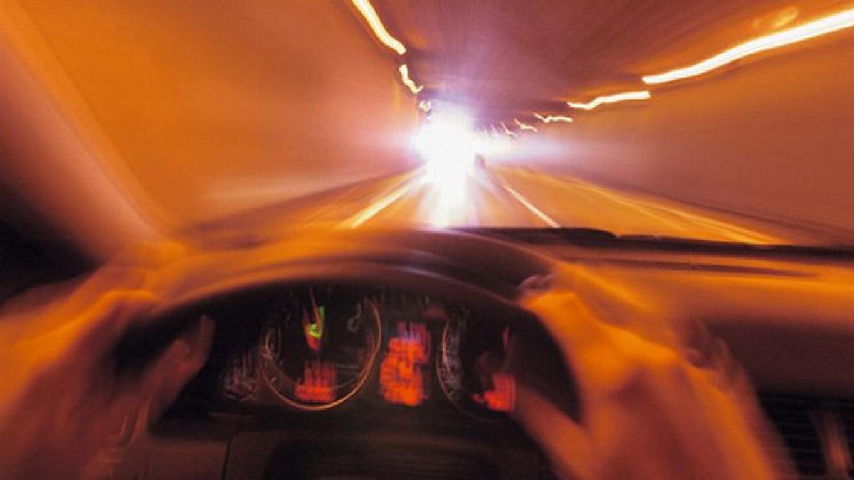 a fost la un pas sa omoare un politist cu masina iar apoi si a ingrozit colegii de celula o