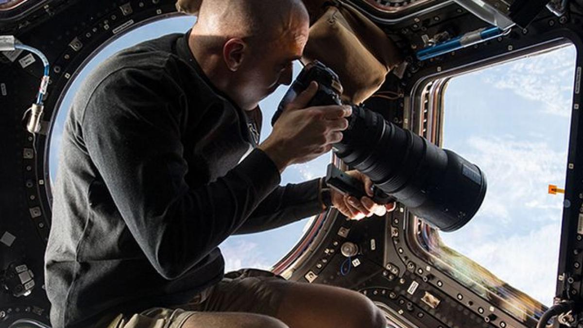 omul care trimite pe pamant cele mai frumoase fotografii imaginea pe care putini oameni au ocazia