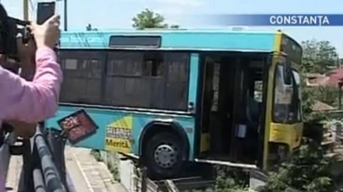 autobuz suspendat in gol pe marginea unui pod din constanta