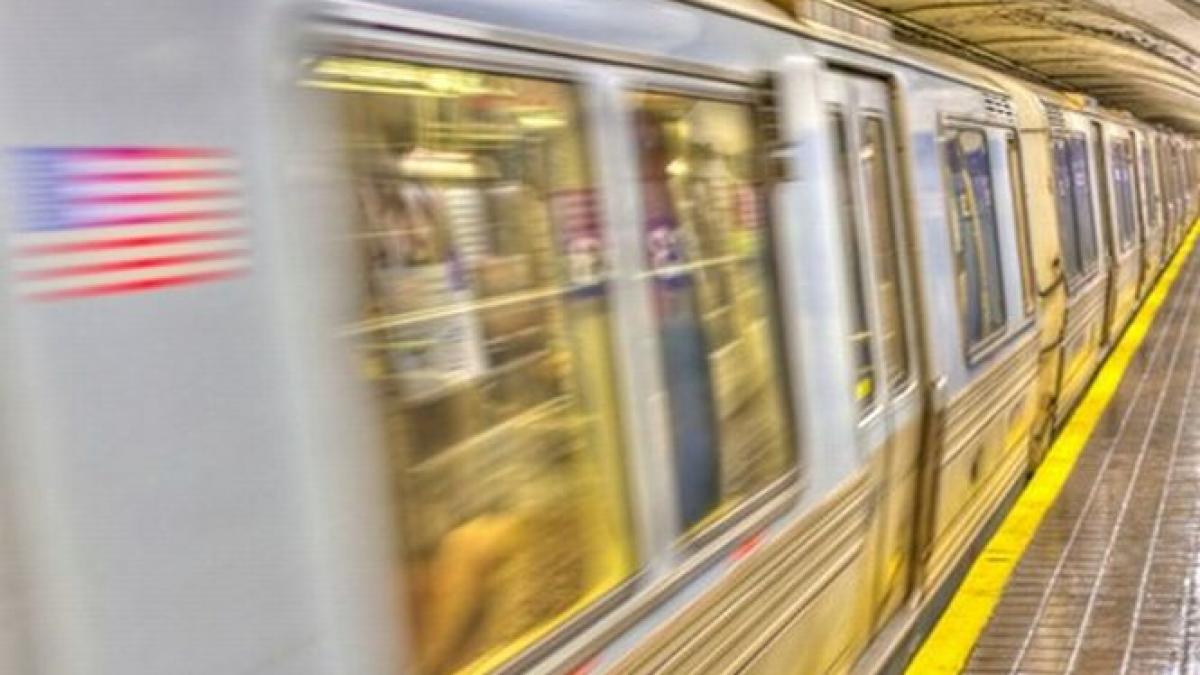 new york un tren de calatori a deraiat sub east river