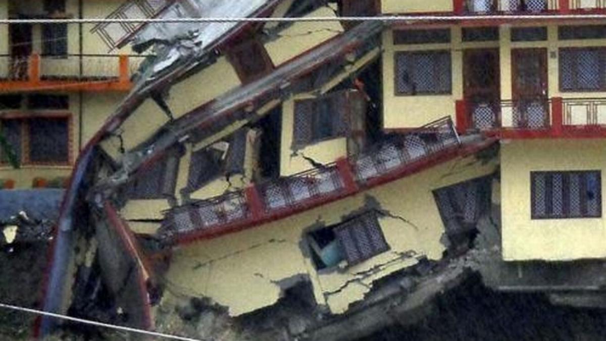 ploile musonice au facut prapad case prabusite dupa ce apele au spalat pamantul de sub ele