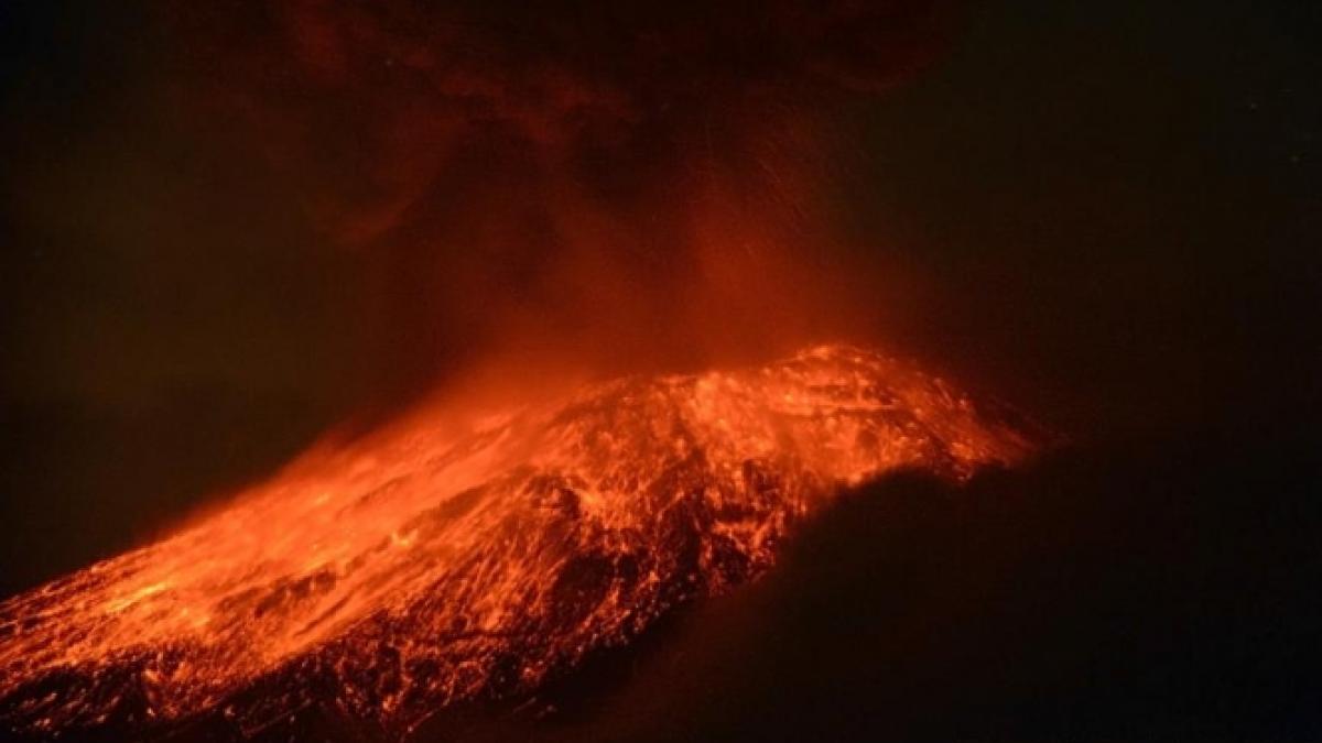 cel mai activ vulcan din mexic a erupt iar norul de fum si cenusa se ridica la 4 000 metri