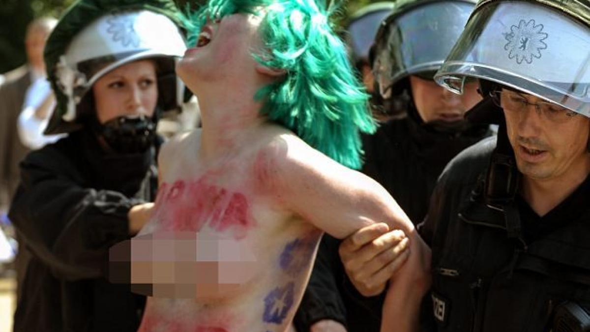 doua activiste femen au protestat topless la berlin unde presedintele obama se afla in vizita