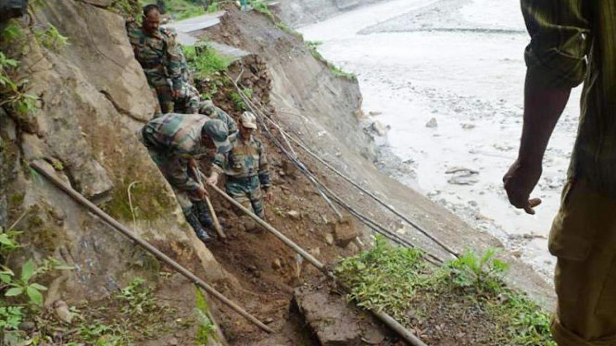 inundatiile din nordul indiei au ucis peste 500 de persoane iar alte cateva mii sunt date disparute