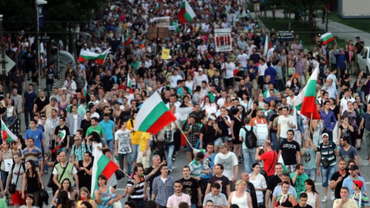 a doua saptamana de proteste in bulgaria mii de manifestanti cer demisia guvernului