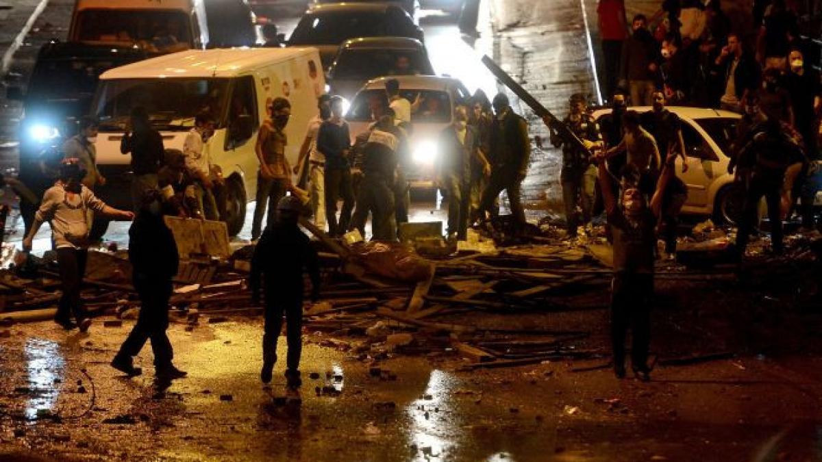 protestele continua in turcia politia a utilizat tunuri cu apa pentru a dispersa manifestantii