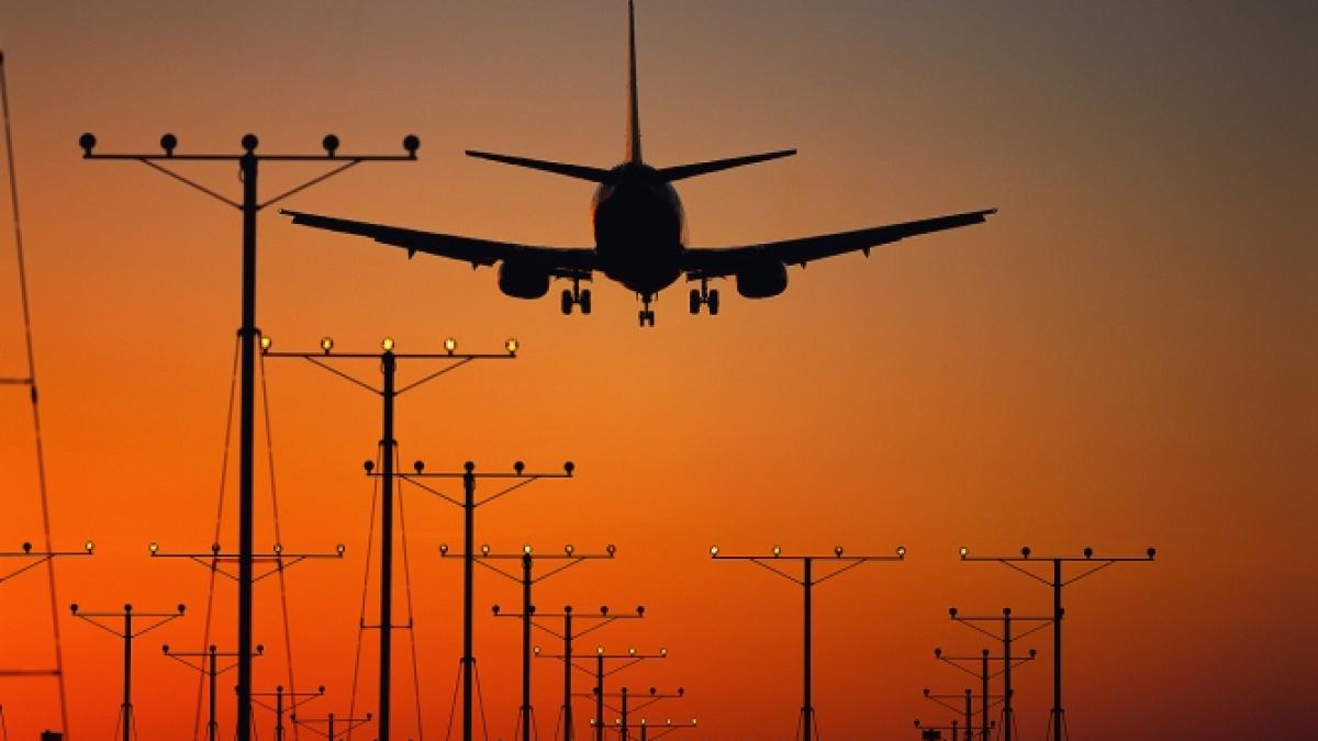 traficul aerian deblocat pe aeroportul otopeni avioanele au intarzieri de pana la 90 de minute