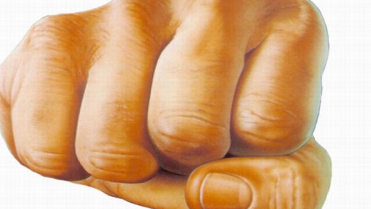 un ziarist din vatra dornei sustine ca a fost lovit cu pumnul de un consilier local