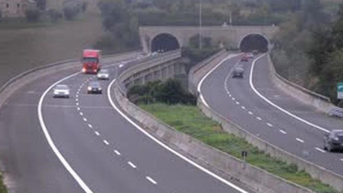 un roman a provocat un accident extrem de grav in italia a intrat cu masina pe contrasens pe