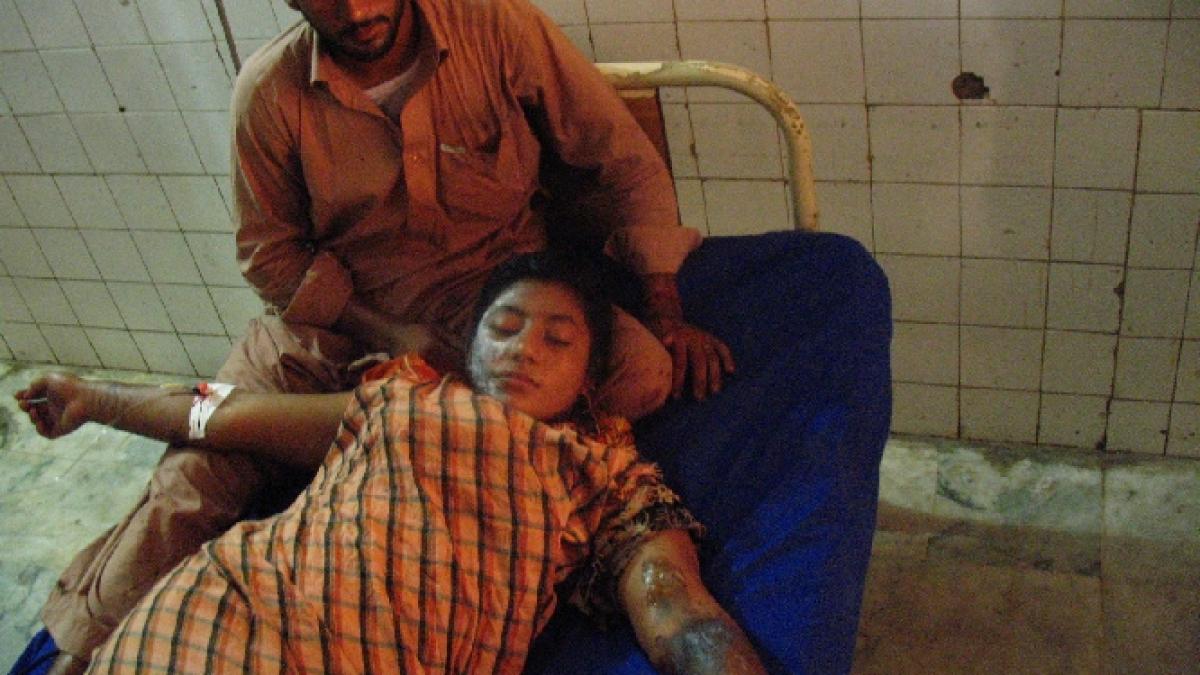 actrita din pakistan atacata cu acid pentru ca a refuzat sa mai joace pe gratis